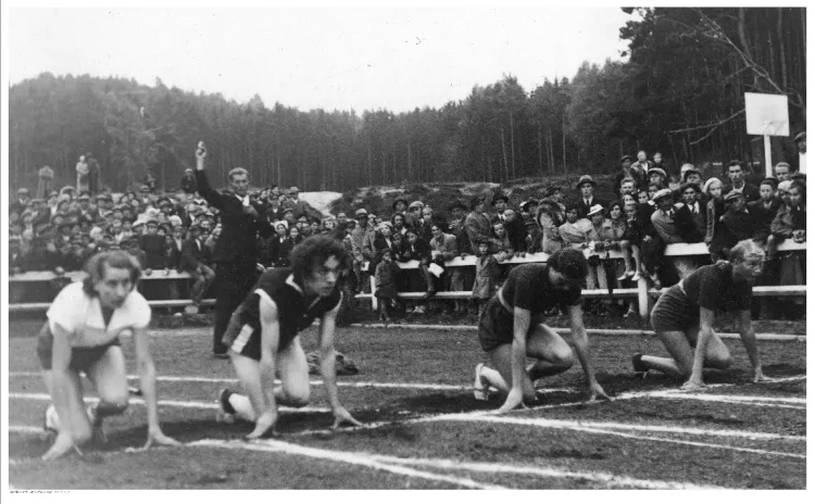 Propagandowe zawody lekkoatletyczne kobiet w Gdyni, z których dochód przeznaczono na Fundusz Obrony Narodowej. Start do biegu na 100 metrów. Widoczna m.in. Stanisława Walasiewicz. Zdjęcie wykonane w 1937 r.