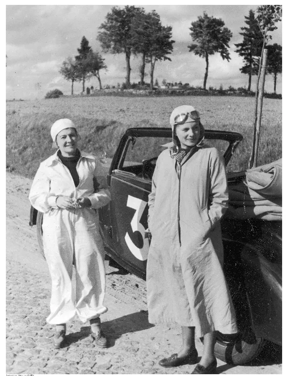 Uczestniczki samochodowego rajdu kobiet na trasie Warszawa - Gdynia - Warszawa. Nz. Halina Regulska. Zdjęcie z 1937 r.