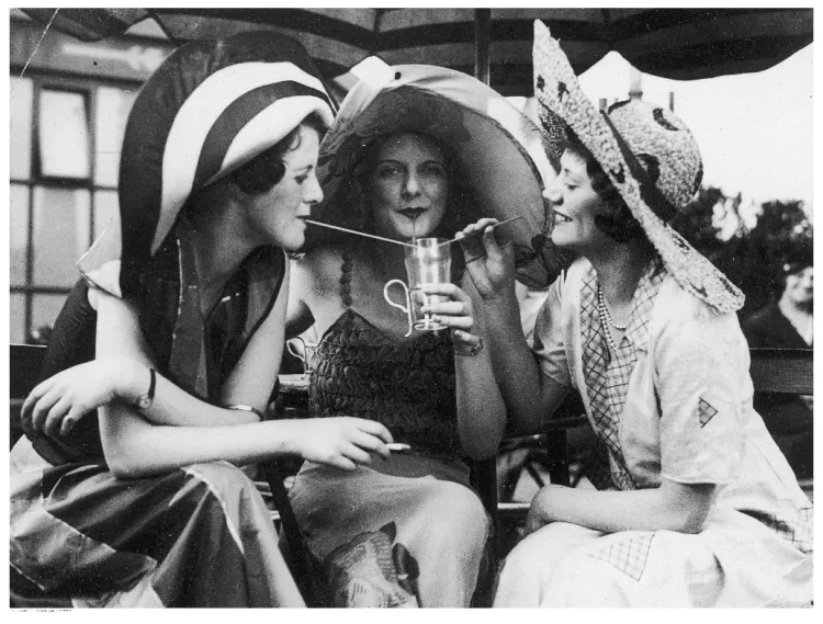 Młode kobiety w modnych kostiumach plażowych i kapeluszach. Zdjęcie wykonane w 1931 r.