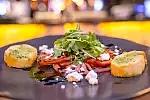 Carpaccio z pomidorów z kozim serem i octem balsamicznym