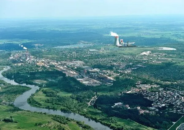 Inwestycja zlokalizowana jest na pograniczu miasta Ostrołęki i gminy Rzekuń, tuż obok dawnego Zespołu Elektrowni Ostrołęka, czyli dziś Energa Elektrownie Ostrołęka (blok A i B). 