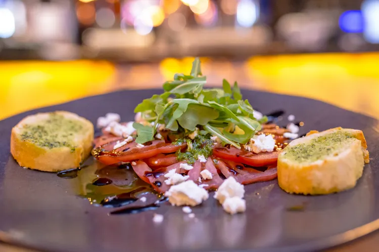 Carpaccio z pomidorów z kozim serem i octem balsamicznym