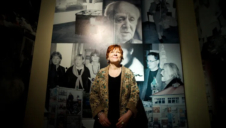 Małgorzata Buchholz-Todoroska, dyrektor Muzeum Sopotu, zaangażowana w projekt muzeum była od samego początku jego istnienia. Na zdjęciu na tle jednej z sal wystawowych wystawy "Dziesięć lat Muzeum Sopotu 2001-2011".