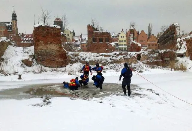 Policjanci i ratownicy Lifeguard Gdańsk trenowali wspólnie na zamarzniętej Motławie.