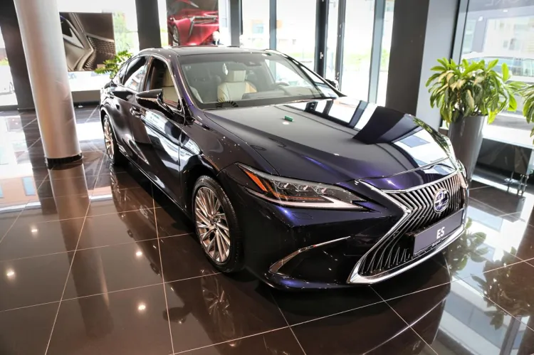 Lexus ES w najbogatszej wersji wyposażenia Omotenashi.
