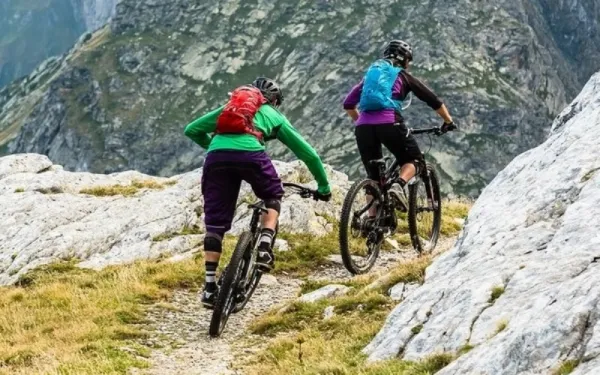 Plecak rowerowy idealnie sprawdza się na krótkich wypadach m.in. w górach