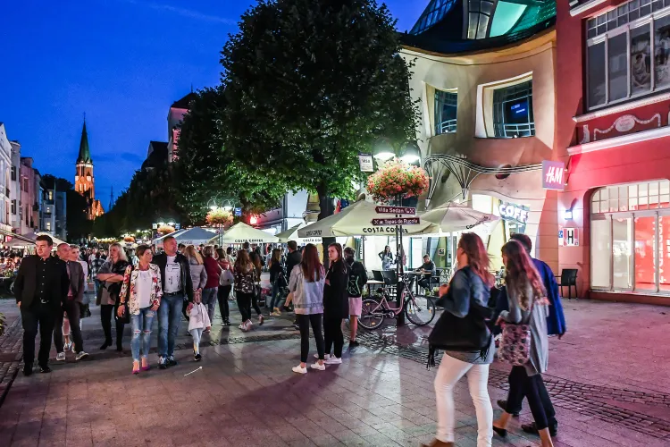 W weekendowe wieczory centrum Sopotu oblegają tłumy.