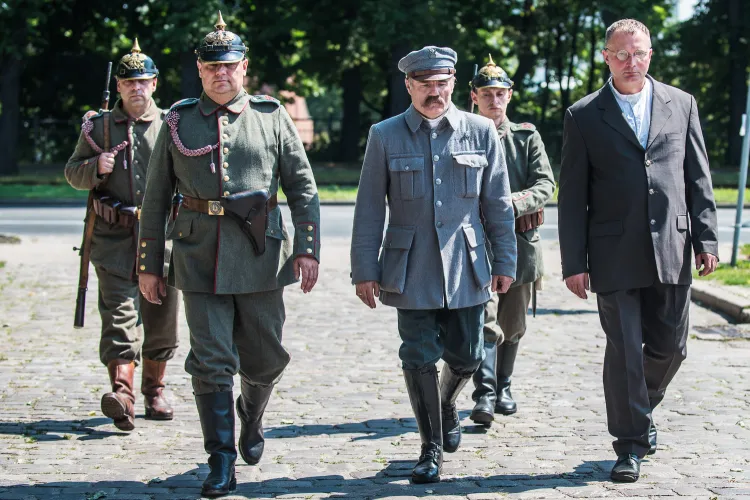 Jedne z elementów obchodów - symboliczne wprowadzenie do aresztu przez patrol w umundurowaniu pruskim Józefa Piłsudskiego i Kazimierza Sosnkowskiego.