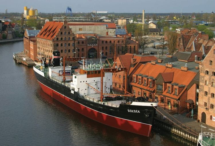 W wakacje możemy odbyć podróż statkiem, nie odbijając od brzegu - jedną z takich propozycji jest statek-muzeum Sołdek, który można zwiedzać codziennie.
