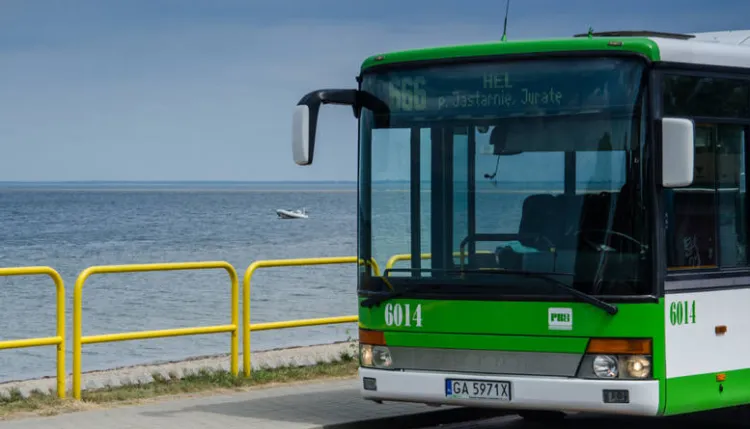 Autobus linii 666 jeździ do Helu już od wielu lat.
