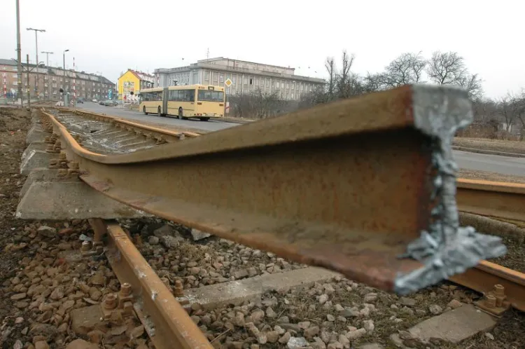 Budowlańcy wracają po czterech latach - od przebudowy ul. Marynarki Polskiej -  na tory tramwajowe w Nowym Porcie.