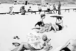 Plażowicze podczas wypoczynku na plaży w Gdyni. Zdjęcie wykonane w roku 1938 lub 1939.