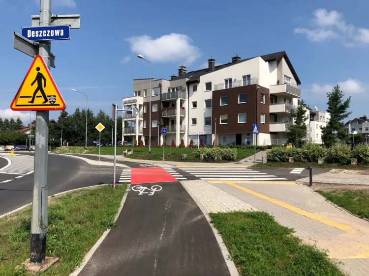 Nowa droga rowerowa w Gdyni Chwarznie-Wiczlinie na pewno ucieszy okolicznych mieszkańców, którzy  od teraz mogą się znacznie wygodniej poruszać po dzielnicy rowerem. 