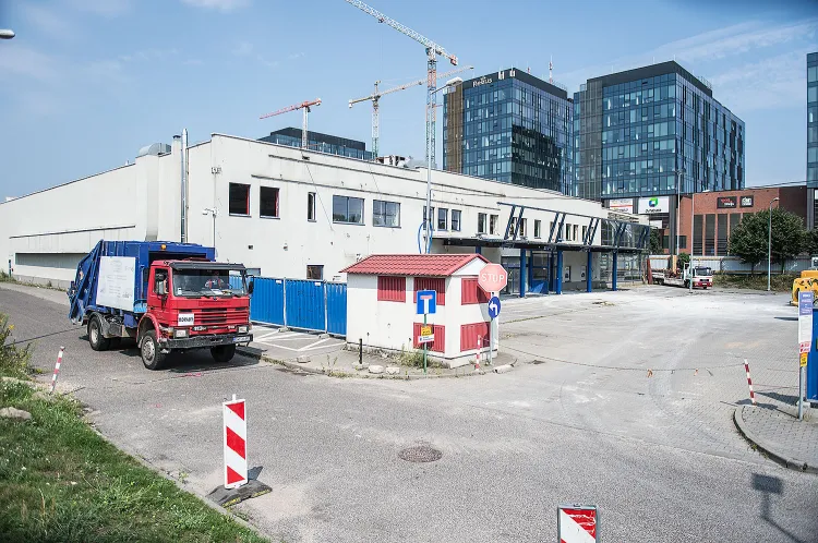 Zdegradowana hala należy do Uniwersytetu Gdańskiego, obecnym dzierżawcą jest jeden z trójmiejskich dilerów samochodowych. Nie będzie jej rozbierał, ale prowadzi jej remont. 