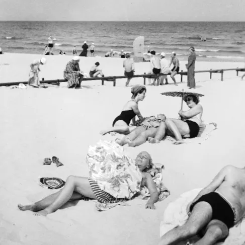 Plażowicze podczas wypoczynku na plaży w Gdyni. Zdjęcie wykonane w roku 1938 lub 1939.