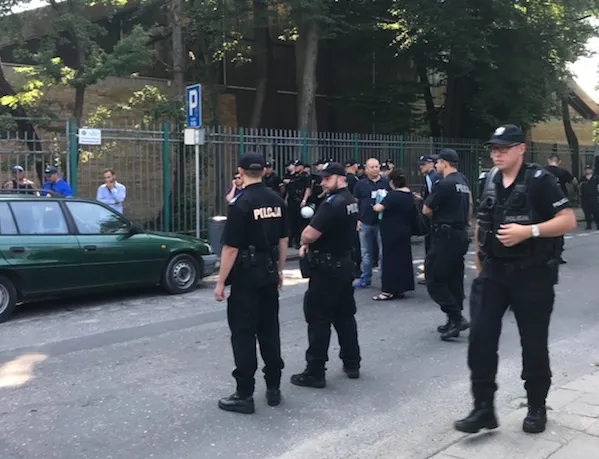 Policjanci biorący udział w działaniach komornika sądowego, który próbuje odzyskać dla miasta halę klubu tenisowego, zajmowaną od 11 czerwca przez działaczy SKT.