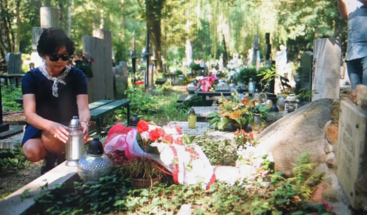 Na grobach Janiny i Jana Krahelskich - rodziców Krystyny, walczącej w Powstaniu Warszawskim i będącej pierwowzorem twarzy warszawskiej Syrenki, członkowie rodziny zapalili dziś świece.