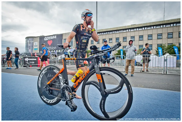 Uczestnicy głównych zawodów w Gdyni będą mieli do pokonania dystans Ironman 70.3, czyli 1,9 km pływania, 90 km jazdy na rowerze i 21 km biegu.