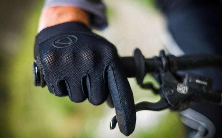 Lekkie i przewiewne długie rękawiczki zapewniają komfort i bezpieczeństwo podczas jazdy rowerem w lecie