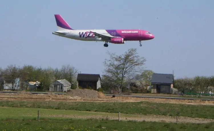Samolot linii Wizzair z Gdańska do Tromso musiał lądować w Rębiechowie, ponieważ nie udało mu się złożyć podwozia. Fotografia ilustracyjna. 