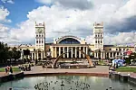 Dworzec kolejowy w Charkowie jest jednym z charakterystycznych miejsc tego miasta.