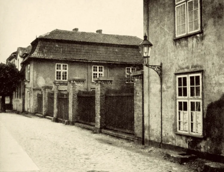 Budynek Fundacji Rennerów przy ul. Dyrekcyjnej (Am Olivaer Tor) w w 1905 roku. Repr, za: Fotopolska.eu/BocieK 