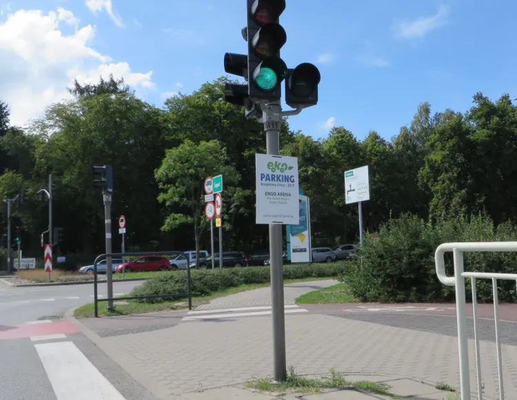 W wielu miejscach Sopotu pojawiły się tabliczki kierujące kierowców na Eko-parking przy Ergo Arenie. 