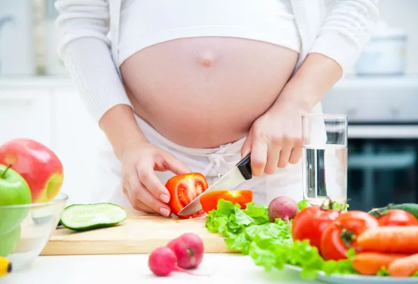Jeżeli kobieta jest zdrowa i korzysta ze zdrowej żywności, wówczas wszystkich witamin i minerałów może dostarczyć dziecku z pokarmu. 