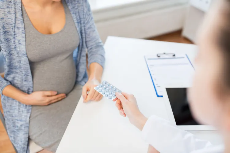 Część lekarzy przekonuje, że przyjmować należy jedynie kwas foliowy, najlepiej sześć tygodni przed zajściem w ciążę i sześć tygodni po i w przypadku zdrowej kobiety nic więcej.