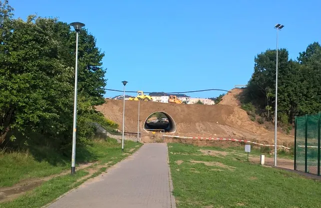 Dwie części Jaru Wilanowskiego zostały już połączone tunelem, ale mieszkańcy będą mogli nim przejść dopiero jesienią. 
