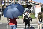 Co prawda nie ma deszczu, ale już sama nazwa wskazuje, że parasol (po hiszpańsku: <i>para sol</i> - na słońce), służy do ochrony przed słońcem.