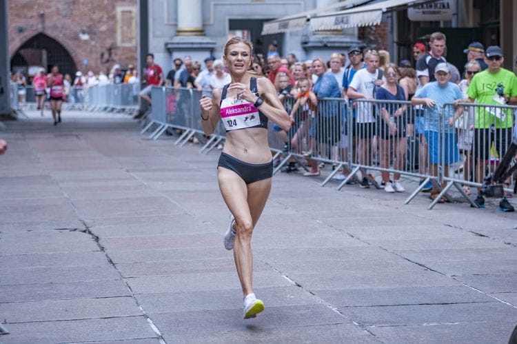 Aleksandra Brzezińska sama nie mogła uwierzyć, że z taką przewagą wygrała bieg kobiet na 5 kilometrów. 