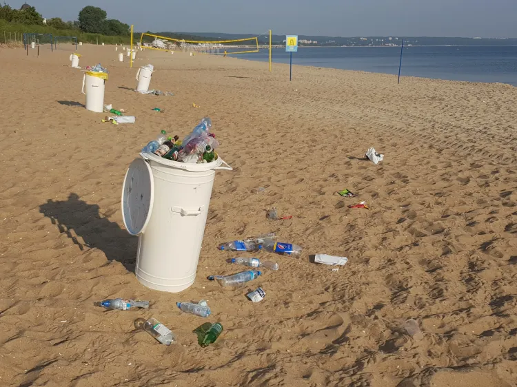 W czwartek rano plażowiczów w Brzeźnie witały przepełnione kosze na śmieci. 