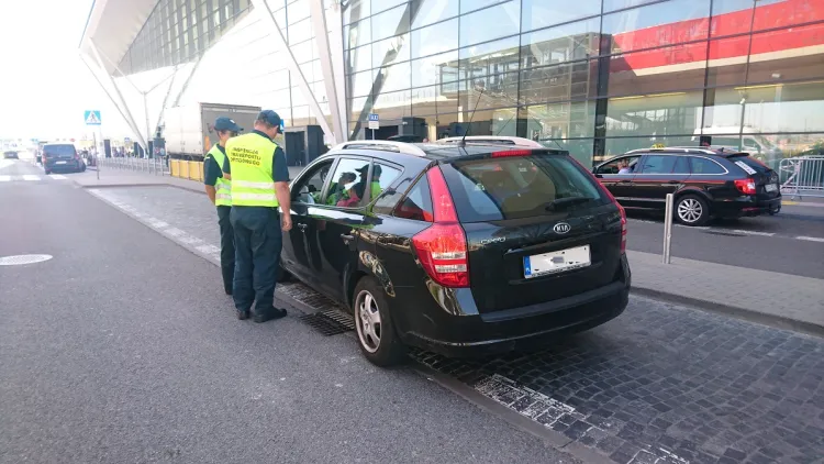 Zatrzymani przed terminalem kierowcy zostaną ukarani na łączną kwotę 32 tys. zł.