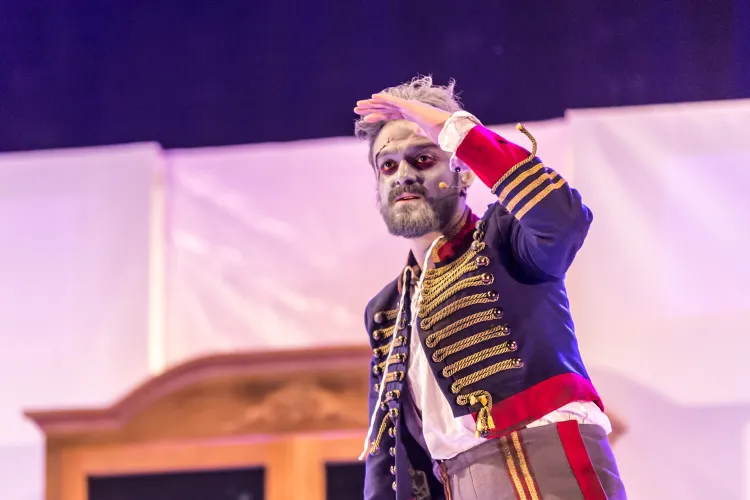 Kontrapunktem dla wszystkich bohaterów jest Stary Huzar (Michał Jaros) - mara huzara napoleońskiego i alter ego Majora.