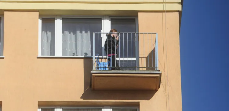 Palenie papierosów na balkonie to częsta praktyka na osiedlach Trójmiasta.
