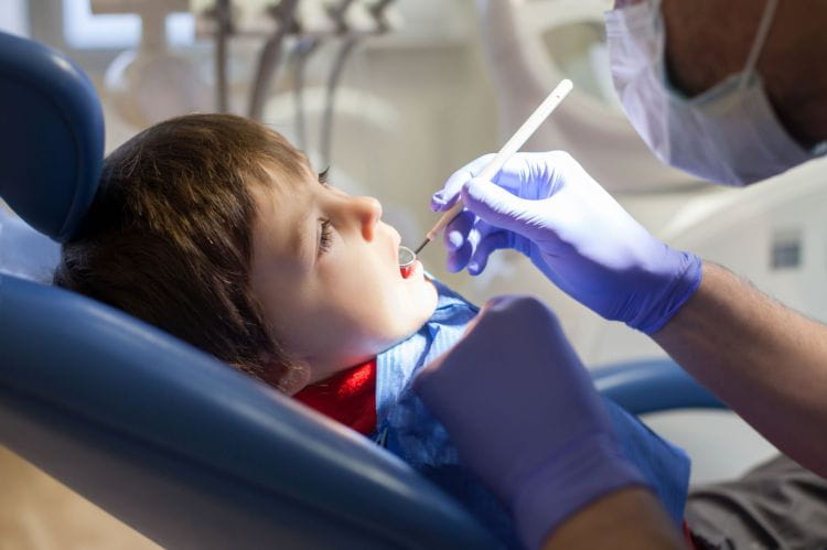 W naszym kraju ponad 50 proc. dzieci w wieku 3 lat ma zęby z próchnicą. Odsetek uczniów szkół podstawowych w wieku 12 lat z co najmniej jednym zębem stałym usuniętym z powodu próchnicy sięga blisko 2 proc., a u młodzieży w wieku 18 lat - blisko 9 proc.