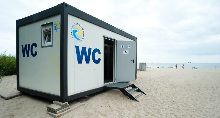 Publiczna toaleta stojąca na sopockiej plaży. Nowe toalety mają się od niej różnić - nie będą kontenerowe, będą za to bezobsługowe.