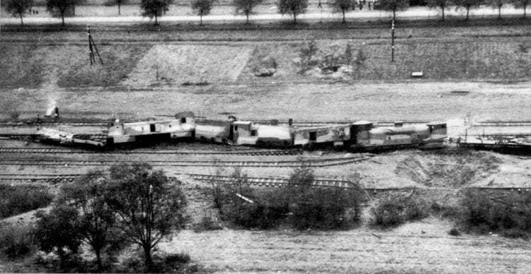 Zbombardowany polski pociąg pancerny we wrześniu 1939 r.