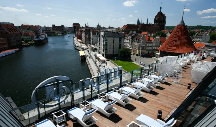 Widok na Motławę i Główne Miasto w Gdańsku z tarasu hotelu Hilton.