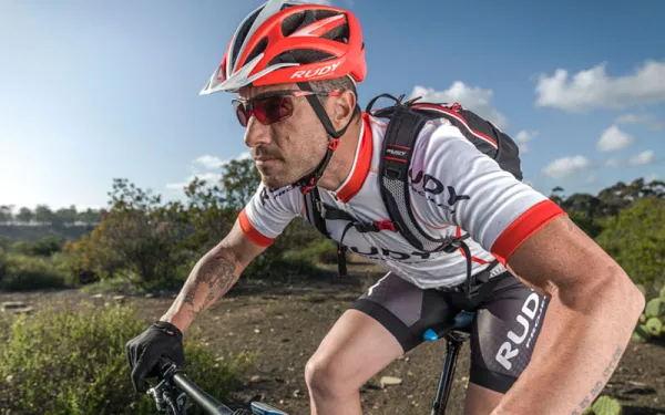 Okulary rowerowe to dopełnienie kolarskiego wyglądu oraz skuteczna ochrona przed wiatrem, słońcem i owadami. 