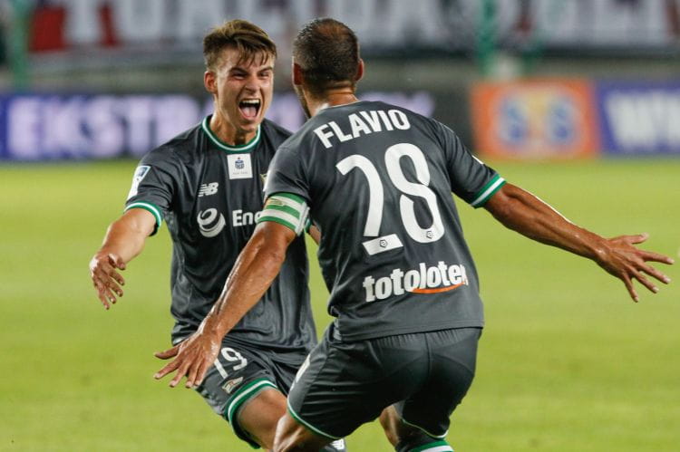Radość Karola Fili (nr 19) i Flavio Paixao (28), choć ostatecznie gol temu pierwszemu nie został zaliczony, a uznany został za trafienie samobójcze. 