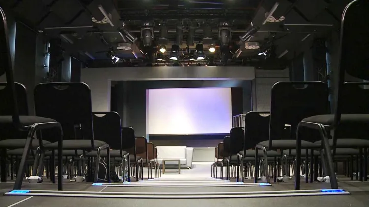 Sala widowiskowa Konsulatu Kultury liczy 164 miejsca na widowni w układzie amfiteatralnym (na zdjęciu) - to tutaj przeniesione będą wszystkie wydarzenia teatralne z dotychczasowej siedziby Gdyńskiego Centrum Kultury przy ul. Łowickiej.