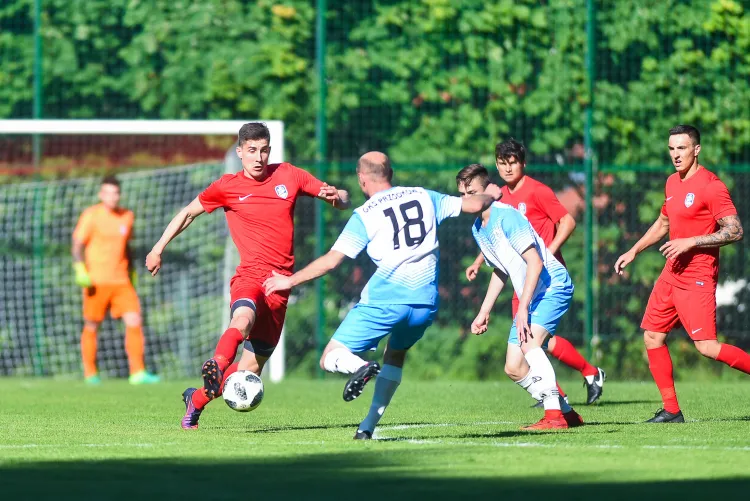 Piłkarze Sopockiej Akademii Piłkarskiej (czerwone stroje) doszli ostatnio do półfinału okręgowego Pucharu Polski, w którym przegrali z GKS Przodkowo 0:1.