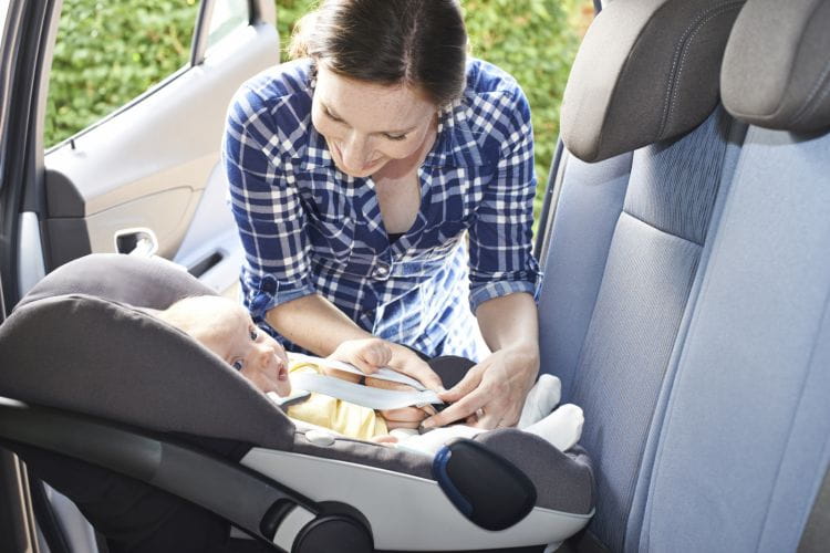 Podróżowanie tyłem do kierunku jazdy znacząco poprawia bezpieczeństwo dziecka w trakcie kolizji czy wypadku samochodowego.