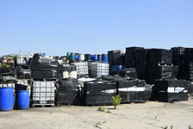 Niebezpieczne odpady z Gostynina są składowane w pojemnikach, na prywatnym terenie, a wyciek z nich o mało co nie spowodowałby poważnej katastrofy ekologicznej.  