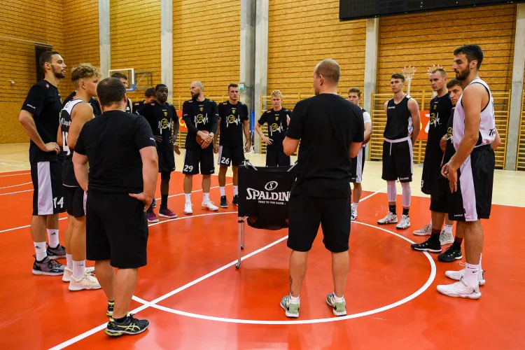 Wzmocniona kilkoma juniorami drużyna Trefla spotyka się m.in. w hali treningowej Ergo Areny.