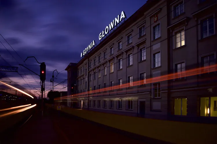 W ciągu doby na dworcu w Gdyni zatrzymuje się 415 pociągów.
