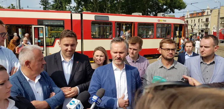 Jarosław Wałęsa (w środku) w razie zwycięstwa w jesiennych wyborach będzie chciał przeprowadzić szereg zmian w komunikacji miejskiej w Gdańsku.