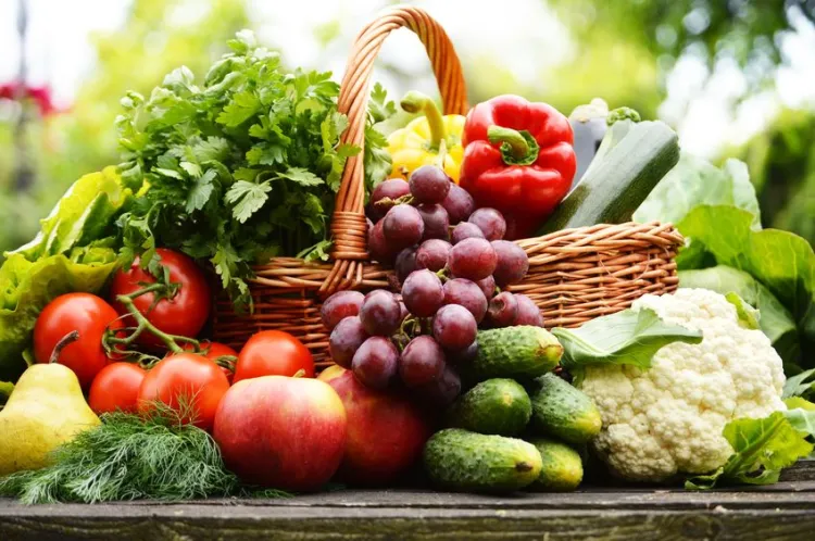 Warzywa zawsze są cennym elementem diety, ale nie da się zbudować racjonalnej diety tylko na nich. Dietę owocowo-warzywną można stosować bez konsekwencji przez kilka dni, ale kilka miesięcy diety skrajnie niedoborowej, to już proszenie się o problemy.